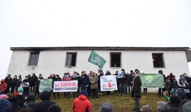The statement about the suspension of manganese mining in Shkmeri is manipulative