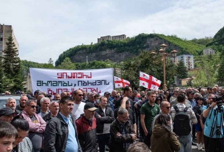 1 წელი ჭიათურაში მორიგი სოციალური კრიზისის დაწყებიდან - ქალაქი ამ დღეს განადგურებული ეკონომიკით და ოთხი უსამართლო პატიმრით ხვდება